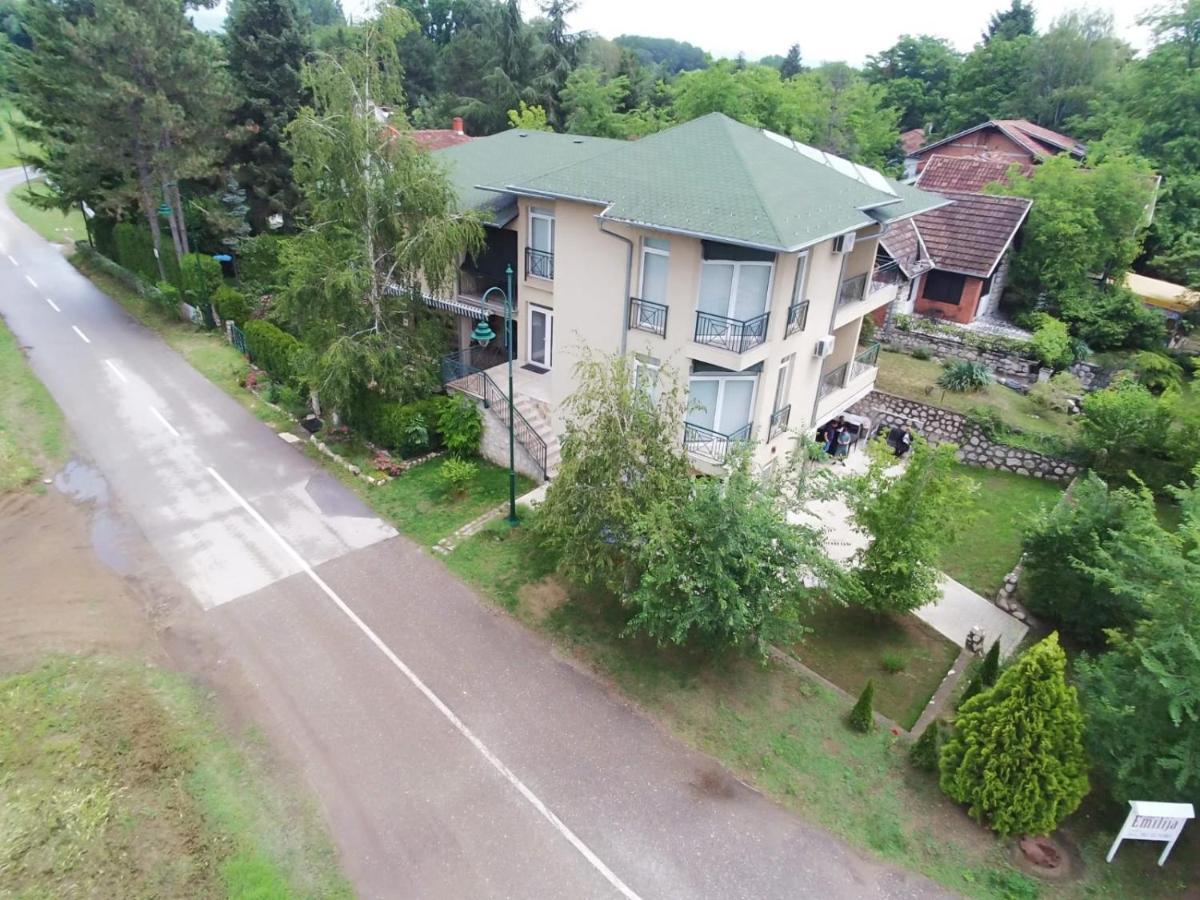 Отель Sobe Emilija Велико-Градиште Экстерьер фото
